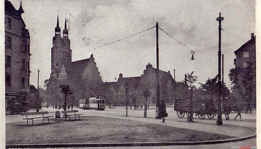 Rok 1934, od strony ulic Głogowskiej i Legnickiej, w tle kościół św. Pawła / źródło: fotopolska.eu