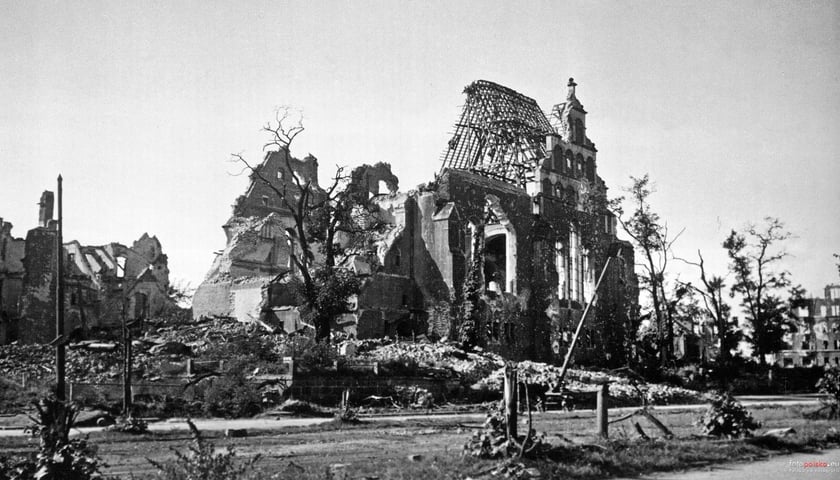 Rok 1945, zniszczony kościół św. Pawła / źródło: Muzeum Architektury we Wrocławiu, autor: Krystyna Gorazdowska / fotopolska.eu