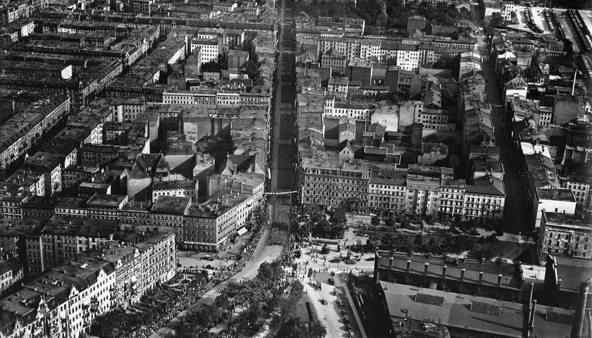 1933 , Część przedmieścia Mikołajskiego od Placu Strzegomskiego w kierunku centrum. Źródło: Bildarchiv Foto Marburg, fotopolska.eu
