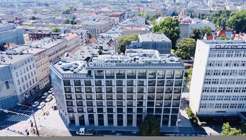 Nowy, wrocławski apartamentowiec znajduje się przy ulicy Romualda Traugutta