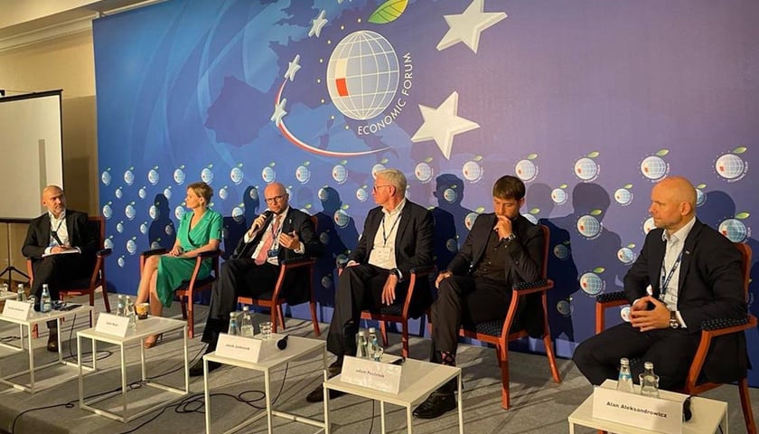 W dyskusji udział wzięli (od lewej): Wiktor Doktór, Karolina Zdrodowska, Jakub Mazur, Jacek Jaśkowiak, Adam Pustelnik, Alan Aleksandrowixcz.