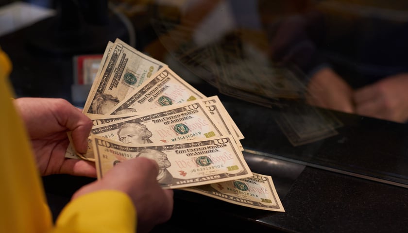 Na zdjęciu: wrocławianin wymienia dolary w kantorze Gant przy ul. Oławskiej