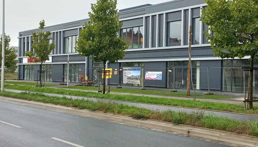 Na zdjęciu droga i budynek nowego centrum handlowego u zbiegu ulic Wojanowskiej i Arbuzowej na Stabłowicach we Wrocławiu 