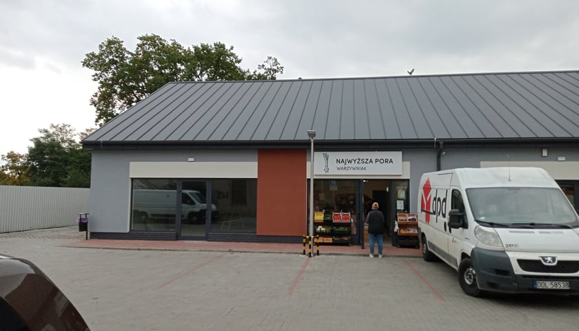 Restauracja z kebabem ma być otwarta w pawilonie handlowym przy ul. Północniej na Maślicach. Na zdjęciu widać lokal, w którym ma być sprzedawany kebab