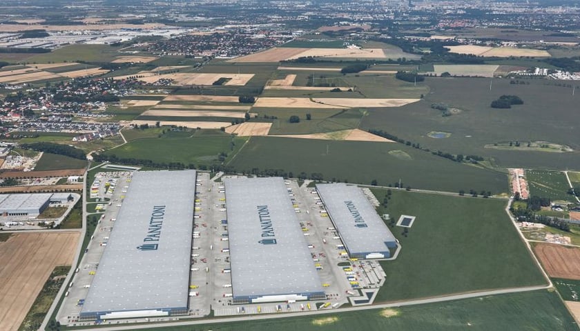 Na zdjęciu lotniczym hale magazynowe Wrocław Logistics South Hub