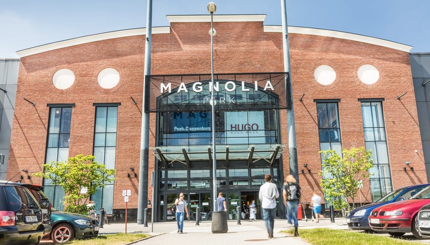 Na zdjęciu widać klientów i budynek centrum handlowego Magnolia Park