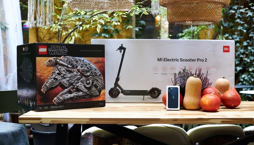 Na zdjęciu nagrody, które można wygrać w konkursie podczas Expo Made in Wrocław ? zestaw LEGO Star Wars, e-hulajnoga Xiaomi i iPhone 13