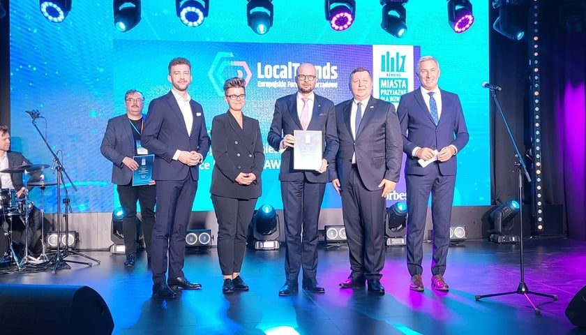 Na zdjęciu Jakub Mazur wiceprezydent Wrocławia (w środku) po odebraniu nagrody dla Wrocławia na Local Trends 2022 w Poznaniu