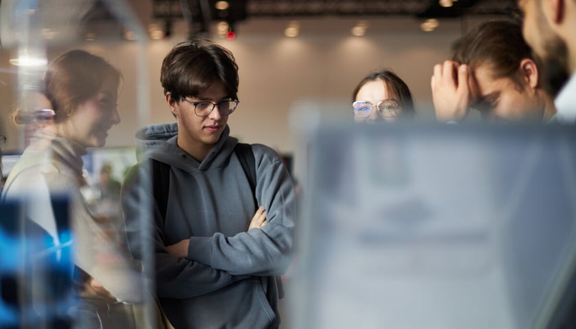 Na zdjęciu studenci oglądający jedno ze stoisk targów Expo Made in Wrocław