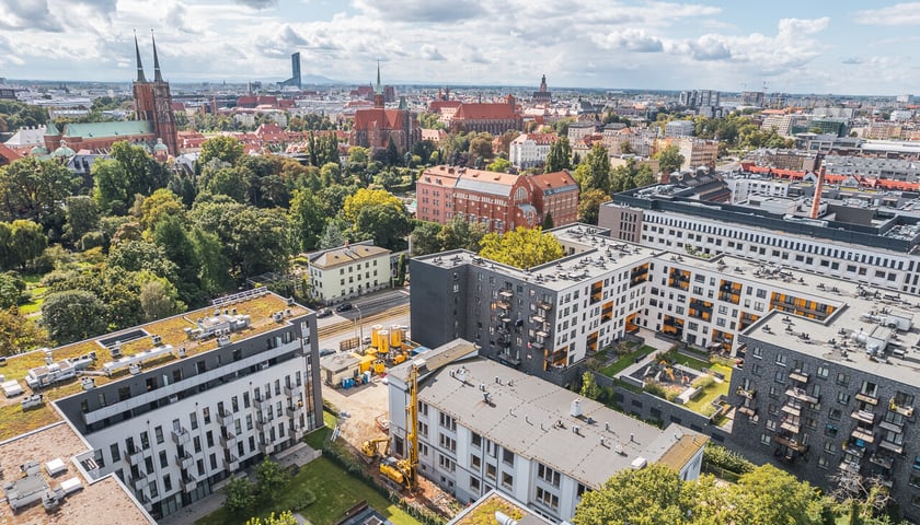 Odnawiana kamienica znajduje się przy ul. Sienkiewicza we Wrocławiu, naprzeciw Ogrodu Botanicznego