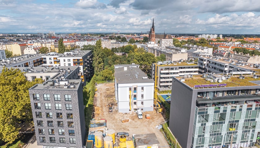 Odnawiana kamienica znajduje się przy ul. Sienkiewicza we Wrocławiu, naprzeciw Ogrodu Botanicznego