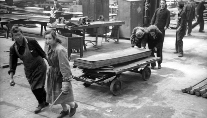 Kobiety pracujące przy produkcji wagonów we wrocławskim Pafawagu. Rok 1950. Na zdjęciu widać panie, które ciągną wózek