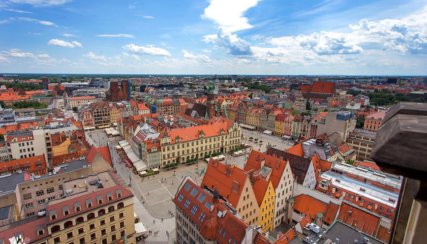 Na zdjęciu widać centrum Wrocławia z lotu ptaka - Rynek i otaczające go kamienice