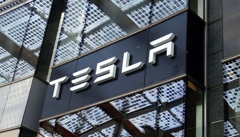 Na zdjęciu wejście do fabryki samochodów Tesla, należącej do Elona Muska. Zdjęcie ilustracyjne