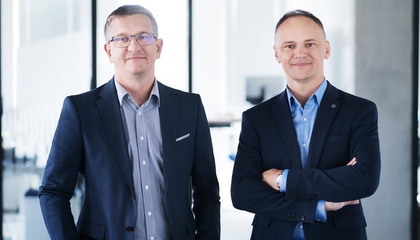 Na zdjęciu od lewej: Wojciech Bodnaruś, członek zarządu Spyrosoft Solutions SA i Witold Leder, prezes zarządu Spyrosoft Solutions SA