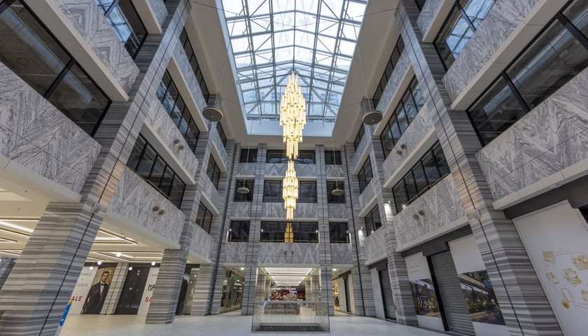 Na zdjęciu atrium Domu Handlowego Renoma we Wrocławiu po przebudowie w 2022 roku, 15.12.2022.