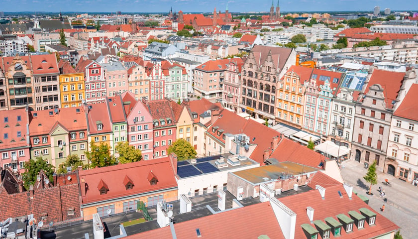 Panorama wrocławskiego Starego Miasta z widokiem na kamienice, dachy i wieże kościołów. Zobacz, gdzie gmina Wrocław sprzedaje lokale użytkowe. 