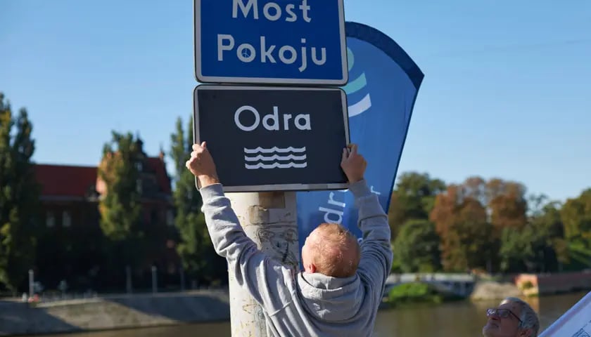 Na zdjęciu żałobna tabliczka, jaka pojawiła się na moście we Wrocławiu po zatruciu Odry. Wrzesień 2022, zdjęcie ilustracyjne