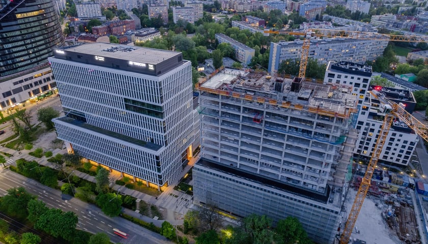 Na zdjęciu widać budowane biurowce przy ul. Powstańców  Śląskich we Wrocławiu