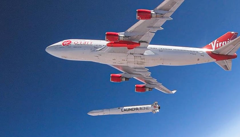 Na zdjęciu widać rakietę LauncherOne spółki Virgin Orbit i Boeing 747
