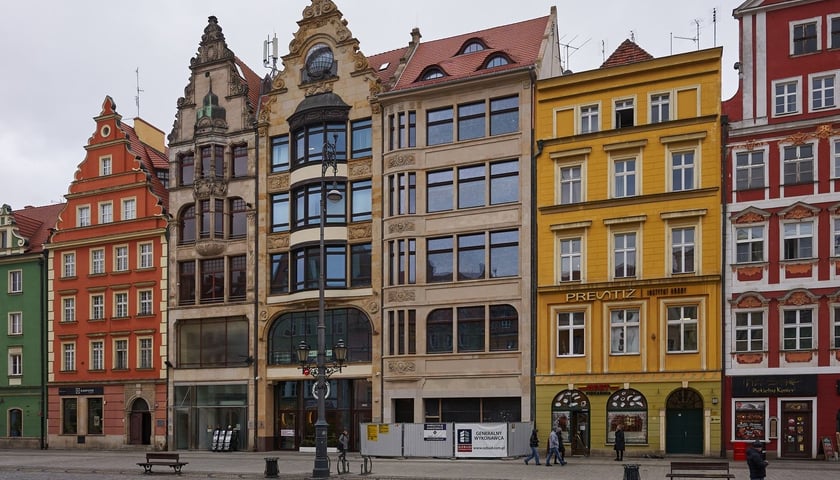 Na zdjęciu widać kamienice w Rynku we Wrocławiu