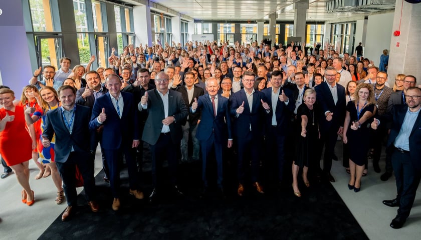Na zdjęciu pracownicy Seleny i goście będący na 30-leciu firmy w 2022 r. 