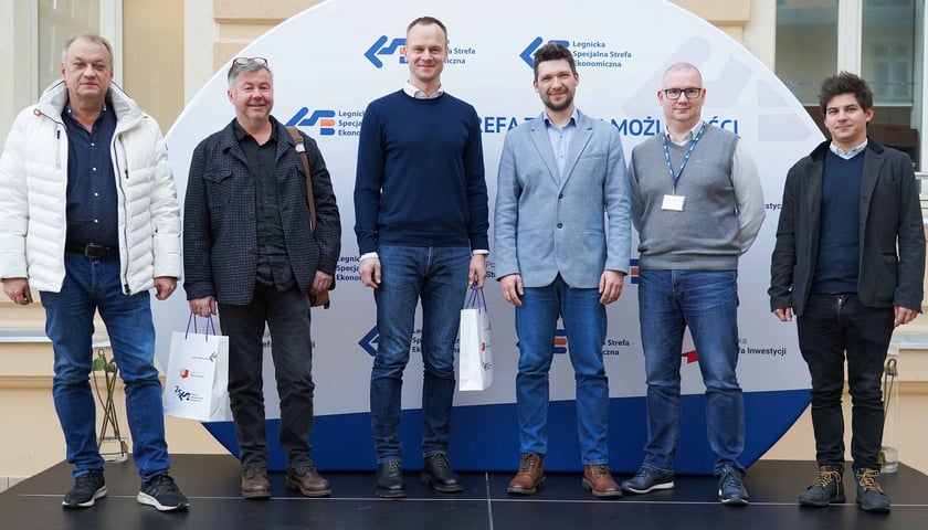 Na zdjęciu widać sześciu mężczyzn to przedstawiciele firmy Finėjas i LSSE