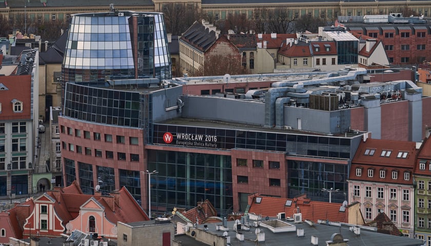 Na zdjęciu: wrocławskie budynki z góry, a wśród nich budynek kina Nowy Horyzonty z szyldem Europejskiej Stolicy Kultury 2016