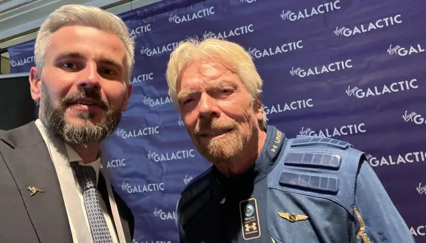 Na zdjęciu widać od prawej strony: Richard Branson, brytyjski miliarder - twórca Virgin Orbit i Grzegorz Zwolinski, prezes SatRev