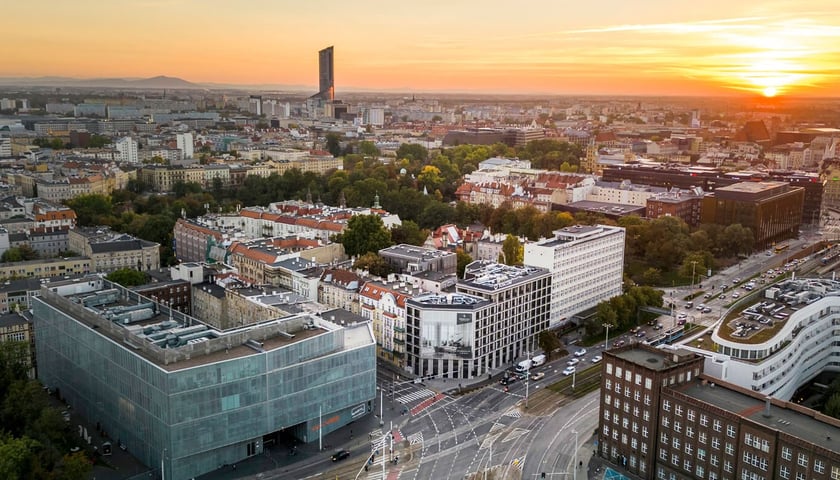 Na zdjęciu z lotu ptaka widać panoramę Wrocławia 