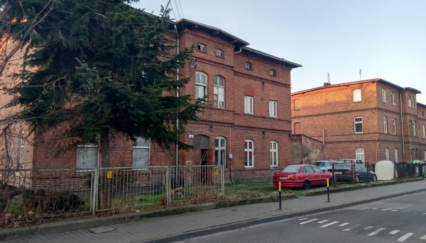 <div class="offer-section-body-element-data">Nieruchomość zabudowana 2 budynkami wielorodzinnymi.</div>
<ul>
<li class="offer-section-body-element-data">Powierzchnia działki: 2 115 mkw.</li>
<li class="offer-section-body-element-data">Powierzchnia budynku: 506 mkw.</li>
</ul>