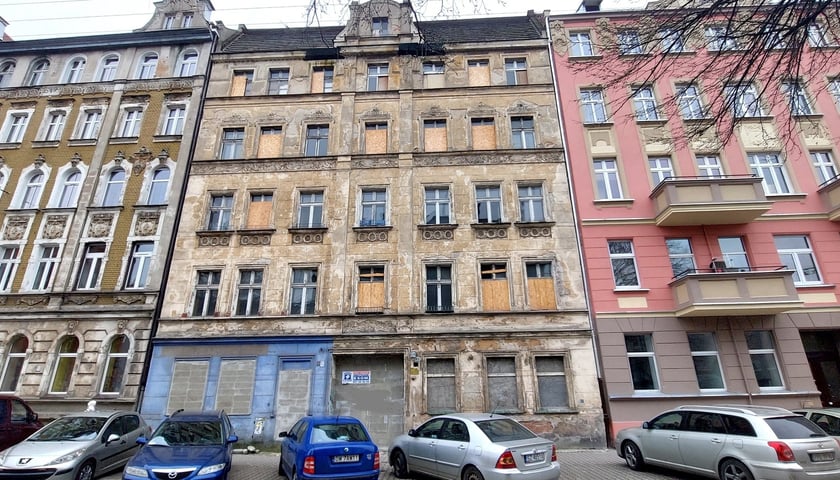 <p>Nieruchomość zabudowana budynkiem mieszkalnym w kt&oacute;rym znajduje się 21 lokali mieszkalnych.</p>
<ul>
<li class="offer-section-body-element-title">Powierzchnia działki: 573 mkw.</li>
</ul>