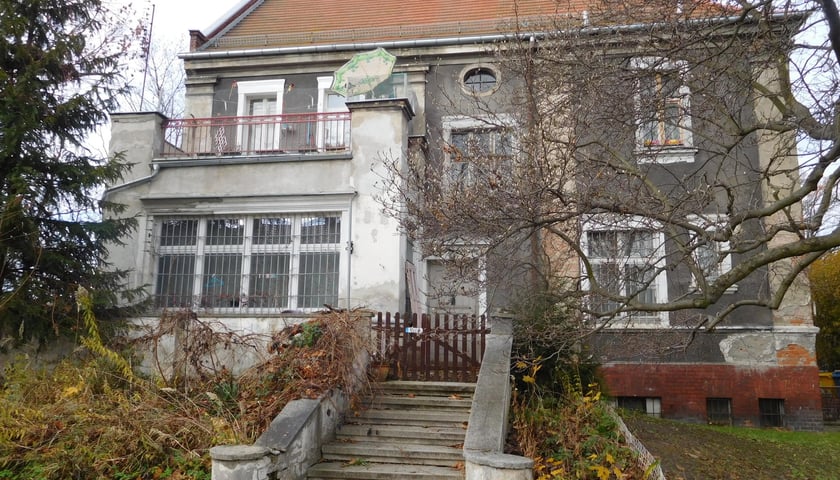 <p>Nieruchomość zabudowana budynkiem mieszkalnym wielorodzinnym.</p>
<ul>
<li>Powierzchnia działki: 1 755 mkw.</li>
</ul>