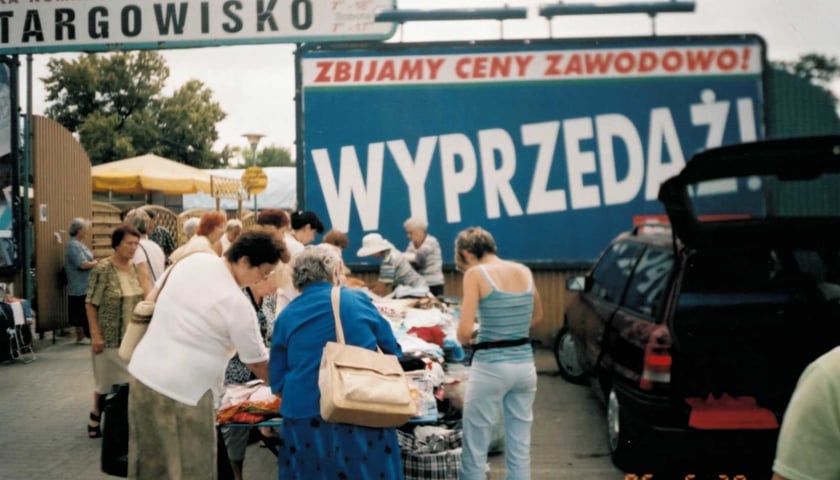 Na zdjęciu widać ludzi robiących zakupy na Targowisku Niedźwiedzia