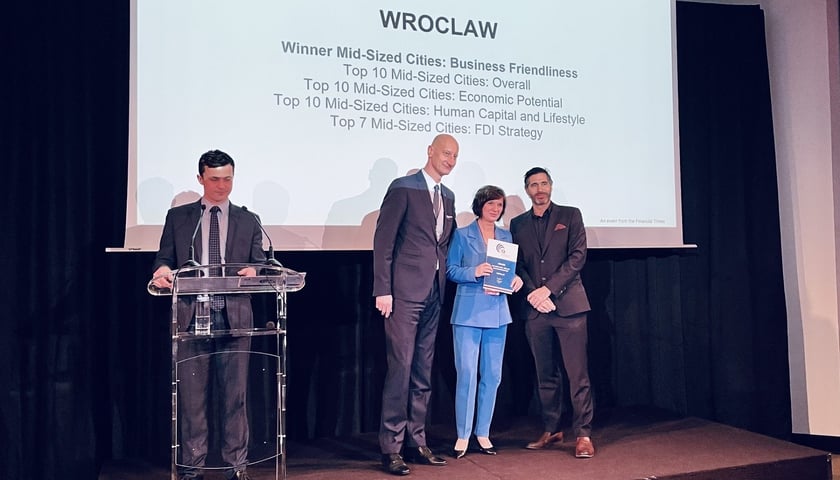 Na zdjęciu: nagrody dla Wrocławia odebrali Jacek Barski, szef Departament Strategii i Rozwoju Miasta i Magdalena Okulowska, prezes Agencji Rozwoju Aglomeracji Wrocławskiej. 