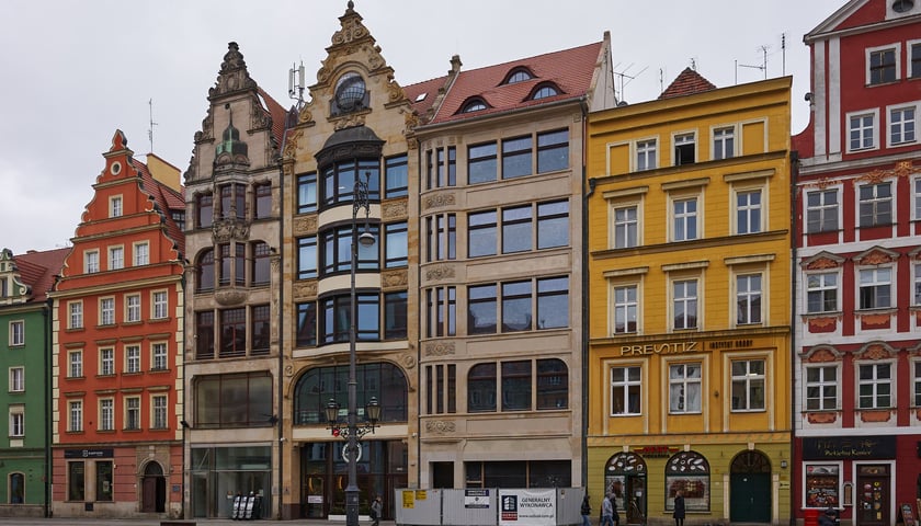 Na zdjęciu: zabytkowa kamienica pod adresem Rynek 48, sąsiednie budynki, przechodnie