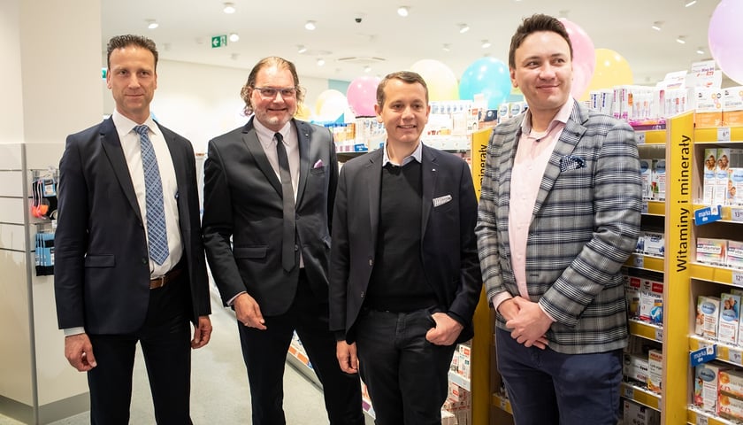 Czterech mężczyzn. Pierwszy z prawej strony to Hubert Iwanowski, dyrektor Obszaru Marketingu i Zakupów dm w Polsce.