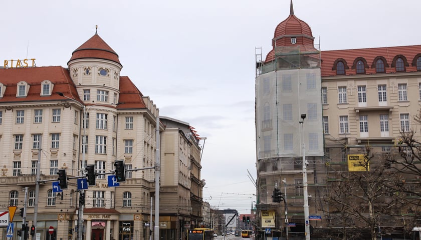 <p>Na zdjęciu widoczna jest pierwsza odsłonieta ściana, odbudowanego hotelu Grand&nbsp;</p>