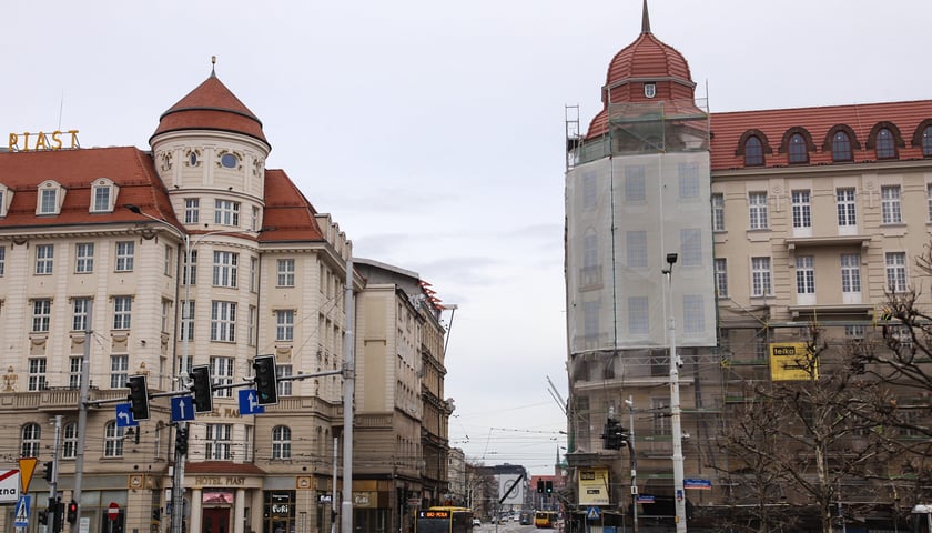 Powiększ obraz: <p>Na zdjęciu widoczna jest pierwsza odsłonieta ściana, odbudowanego hotelu Grand&nbsp;</p>