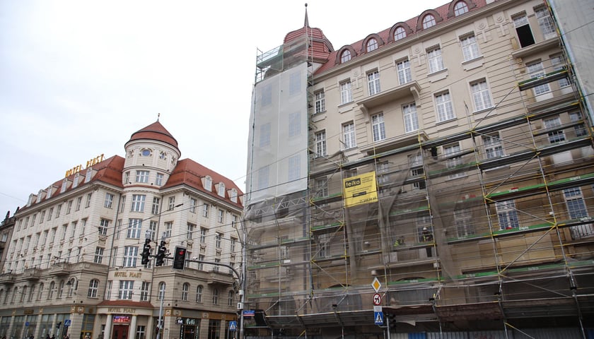 Na zdjęciu widoczna jest pierwsza odsłonięta ściana, odbudowanego hotelu Grand