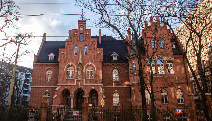 Budynek przy ul. Poniatowskiego powstał w XIX wieku jako szpital, obecnie znajdują się w nim mieszkania. 