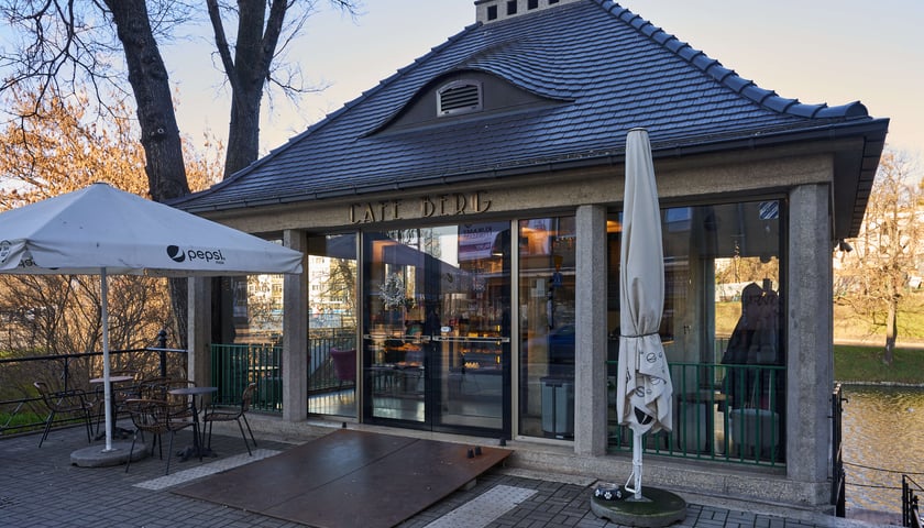 Powiększ obraz: <p>Ten kiosk zaprojektowany przez Maxa Berga musiał znaleźć swoje miejsce w tym zestawieniu. Dlatego, że architekt projketował sporo budynków we Wrocławiu w różnej skali. A to jest przykład najmniejszego, lecz równie wybitnego projektu.</p>