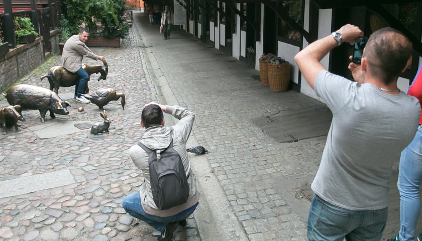 Turyści robią sobie zdjęcia na Jatkach we Wrocławiu