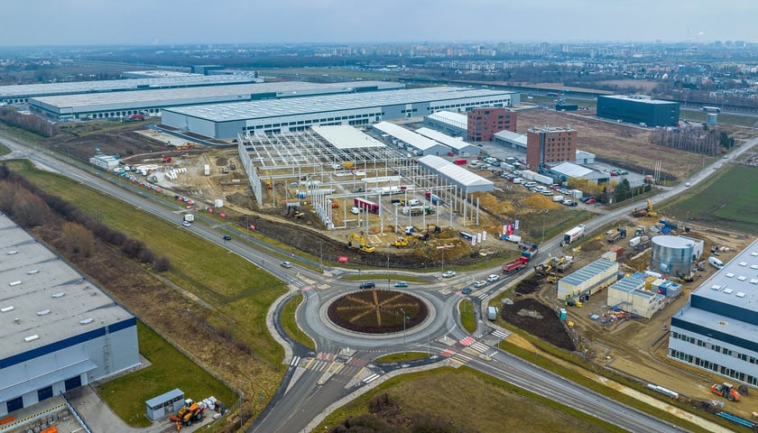 Na zdjęciu lotniczym widać budowane magazyny koło lotniska we Wrocławiu