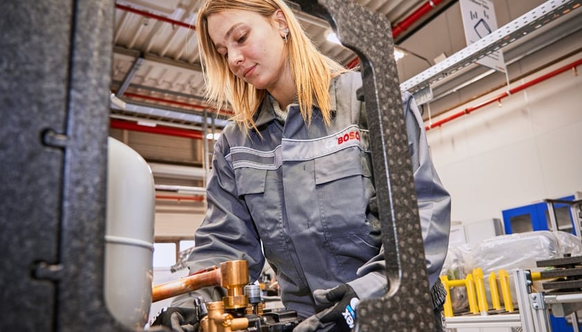 Kobieta zatrudniona w zakładach Boscha. Zdjęcie ilustracyjne