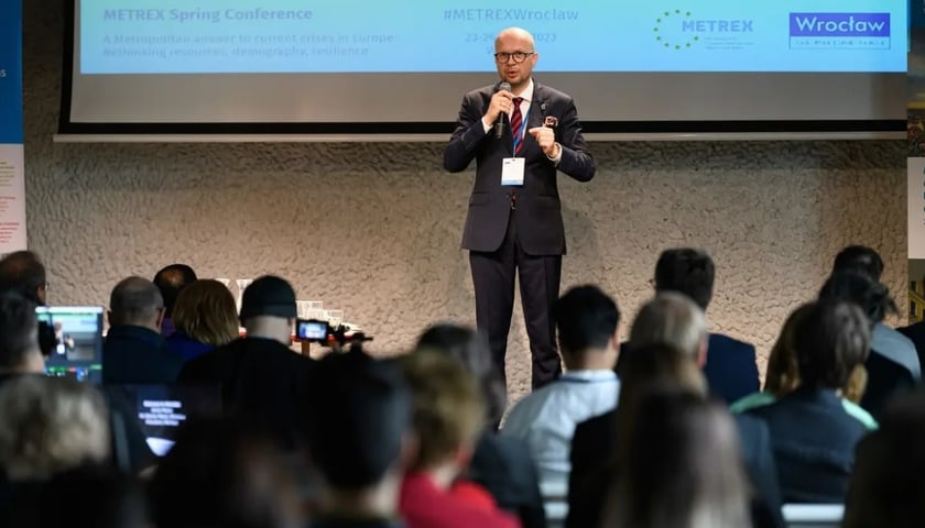 Wiceprezydent Wrocławia Jakub Mazur na konferencji METREX w Barbarze