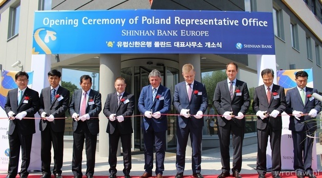 Powiększ obraz: W 2014 r. w biurowcu Racławicka Center przy ul. Skarbowców otwarto Shinhan Bank Europe GmbH.