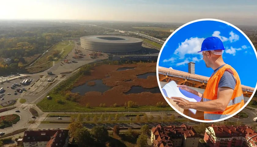 Teren przy Tarczyński Arena, który gmina Wrocław chce sprzedać, w kółku mężczyzna w kasku na budowie 