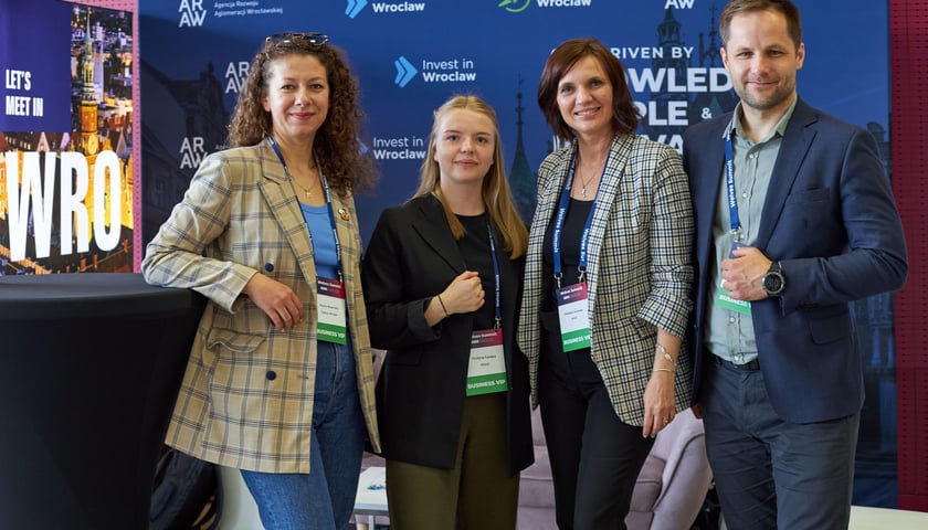 Uczestnicy Wolves Summit 2023. Czwórka uczestników, druga od prawej - Magdalena Okulowska, prezes ARAW