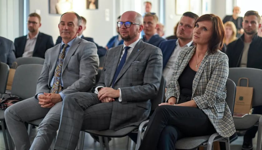 Uczestnicy spotkania "Bez  Mikro Nie Ma Makro"w Wiszni Małej. Z prawej Magdalena Okulowska, prezes ARAW, w środku wiceprezydent Wrocławia Jakub Mazur 